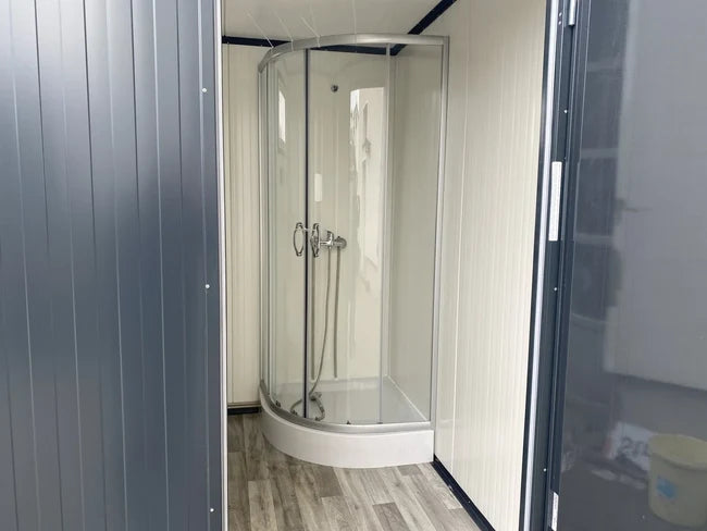Contenedor Sanitario 4 × 2 m – WC Doble con Duchas