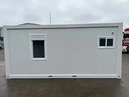 Contenedor de oficina con baño y almacenamiento