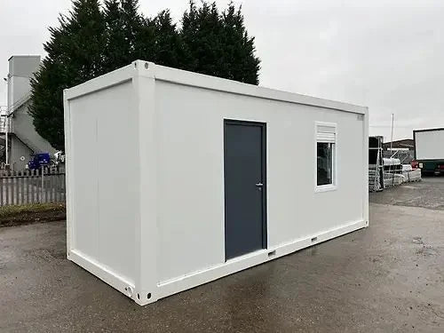Contenedor de oficina con baño y almacenamiento